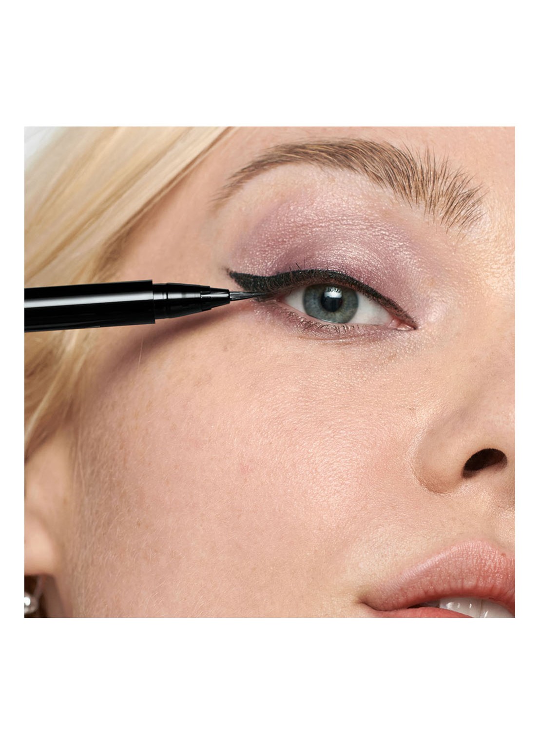 Clinique High Impact Easy Liquid Liner - eyeliner - detail 4 01 - black