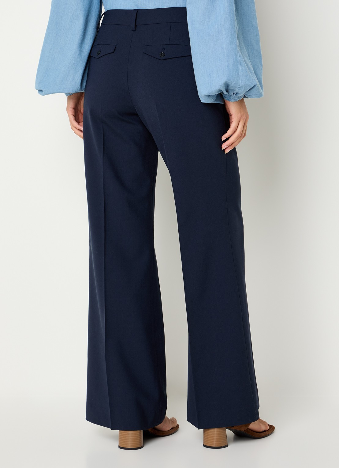 CLOSED Flye low waist flared fit pantalon in wolblend met klepzakken - achterkant 3 donkerblauw