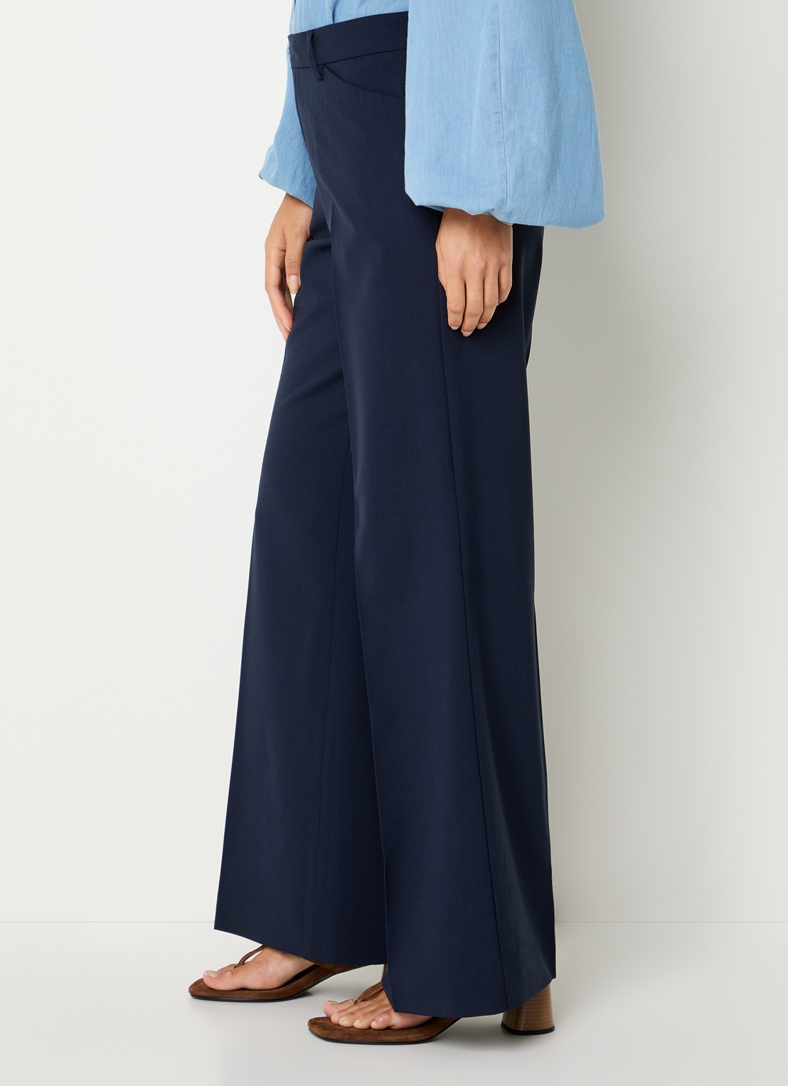 CLOSED Flye low waist flared fit pantalon in wolblend met klepzakken - detail 5 donkerblauw