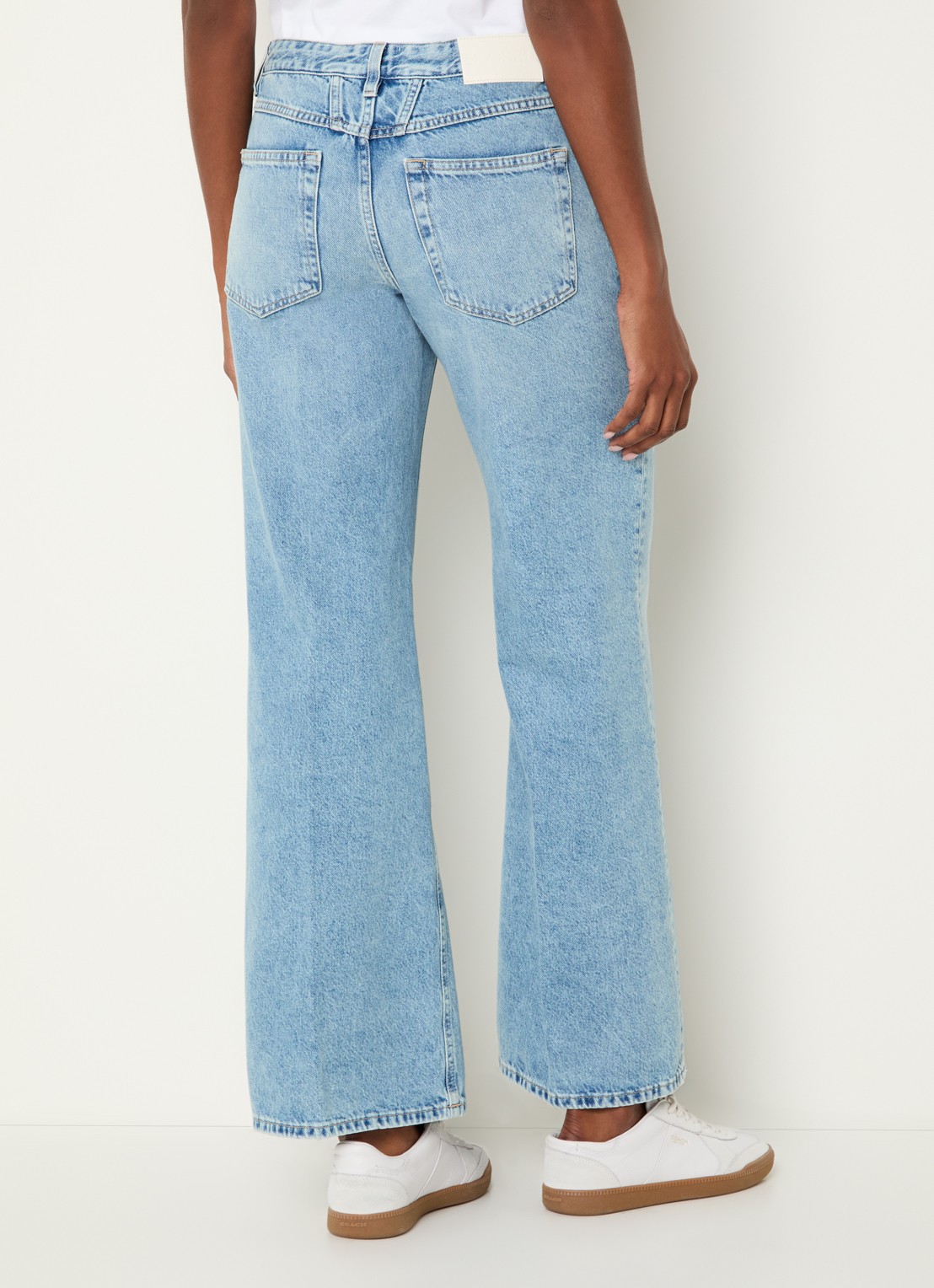 CLOSED Gillan low waist flared jeans met lichte wassing  - achterkant 3 lichtblauw