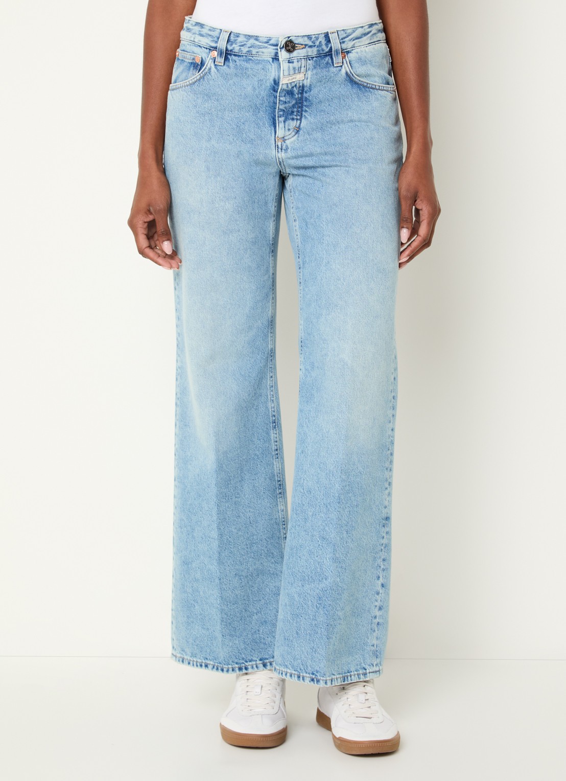CLOSED Gillan low waist flared jeans met lichte wassing  - detail 4 lichtblauw