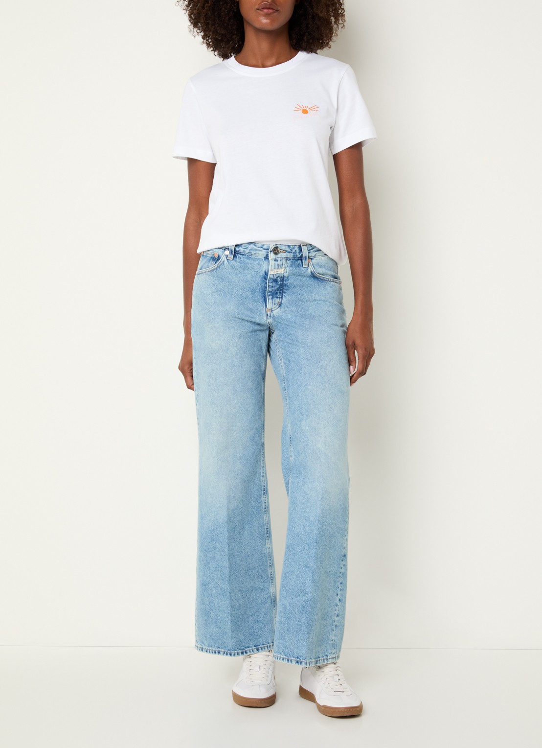 CLOSED Gillan low waist flared jeans met lichte wassing  - voorkant 2 lichtblauw