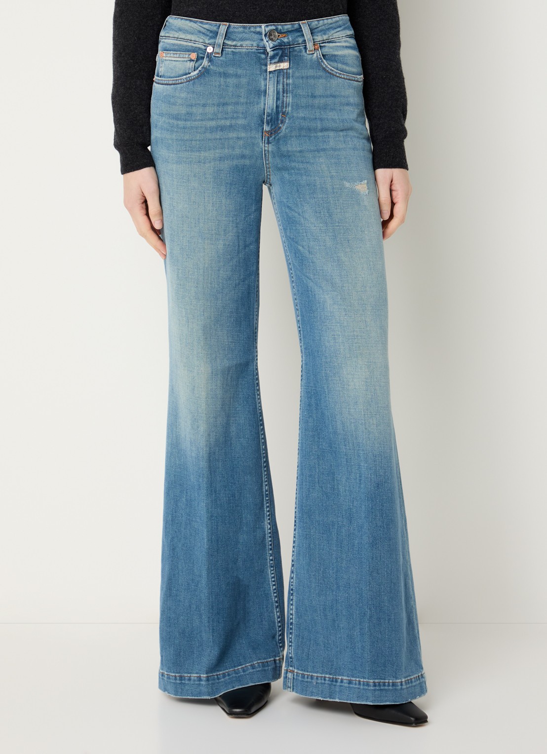 CLOSED Glow Up high waist flared jeans met lichte wassing - detail indigo