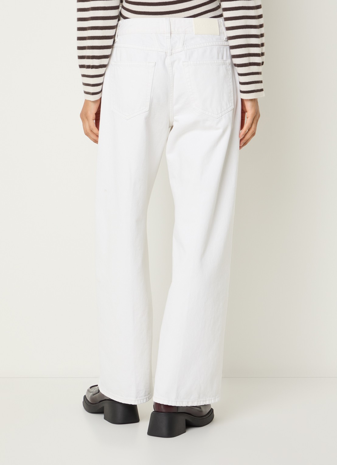 CLOSED Jayla mid waist loose fit jeans met gekleurde wassing - achterkant gebroken wit