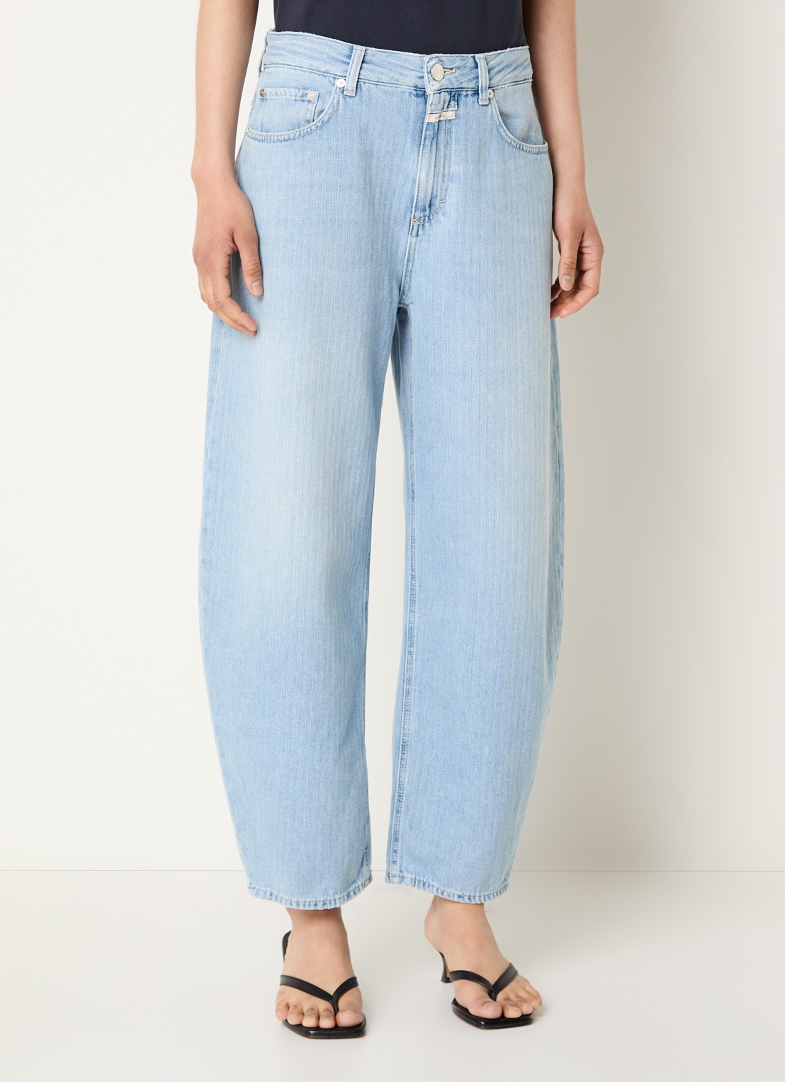 CLOSED Jazzie high waist tapered jeans met lichte wassing - detail 4 lichtblauw