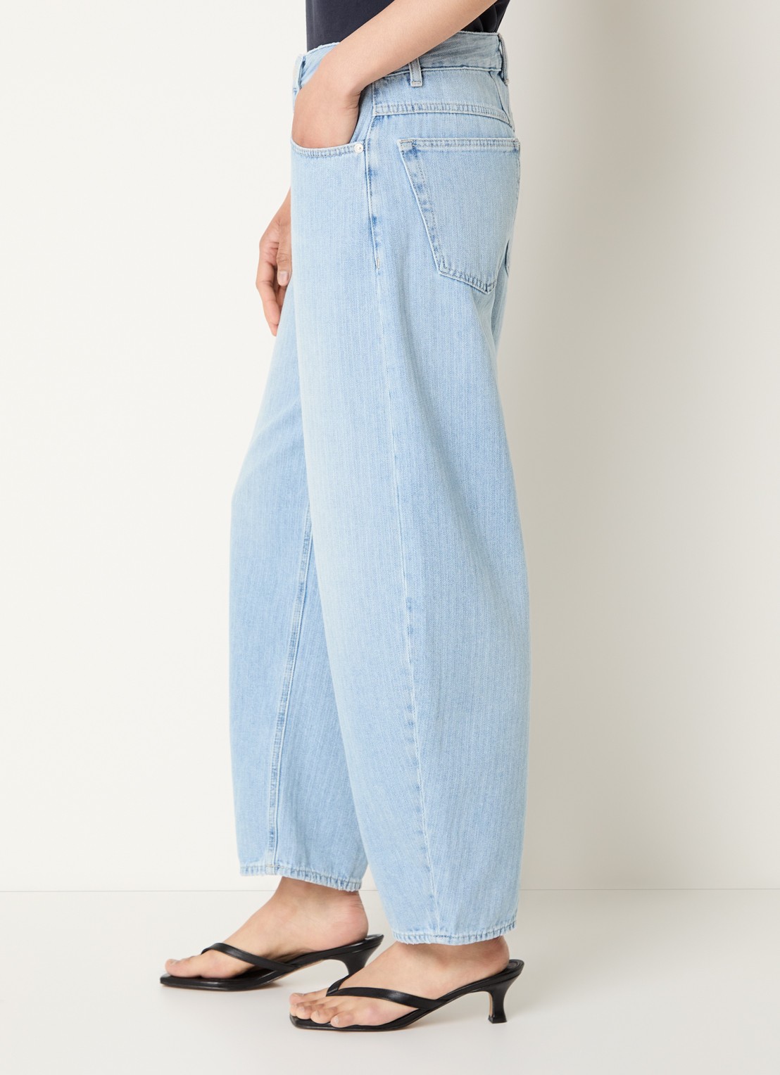 CLOSED Jazzie high waist tapered jeans met lichte wassing - detail 5 lichtblauw