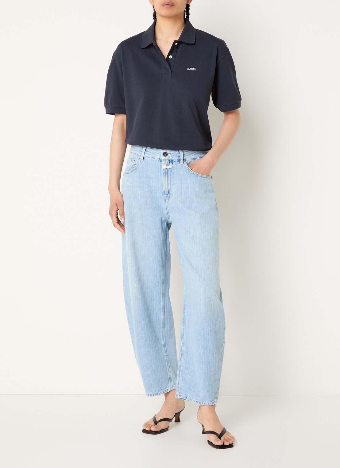 CLOSED Jazzie high waist tapered jeans met lichte wassing - voorkant 2 lichtblauw