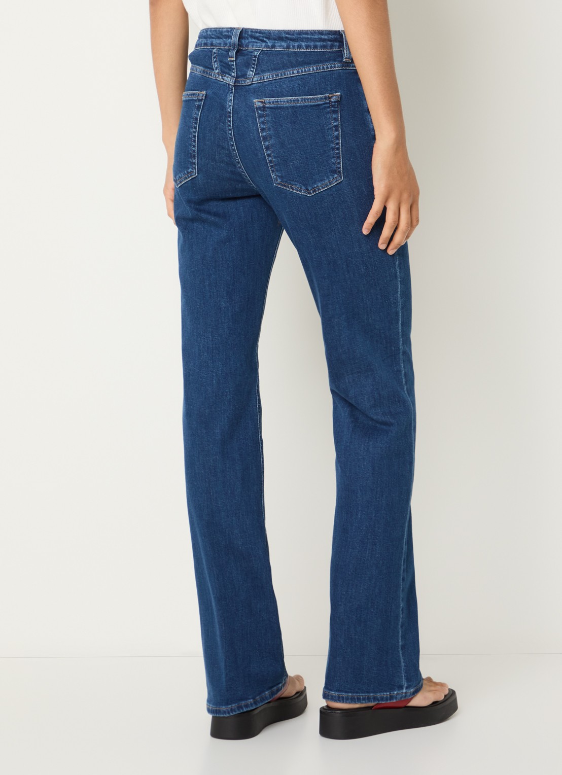 CLOSED Jovanna mid waist slim fit flared jeans met donkere wassing  - achterkant indigo