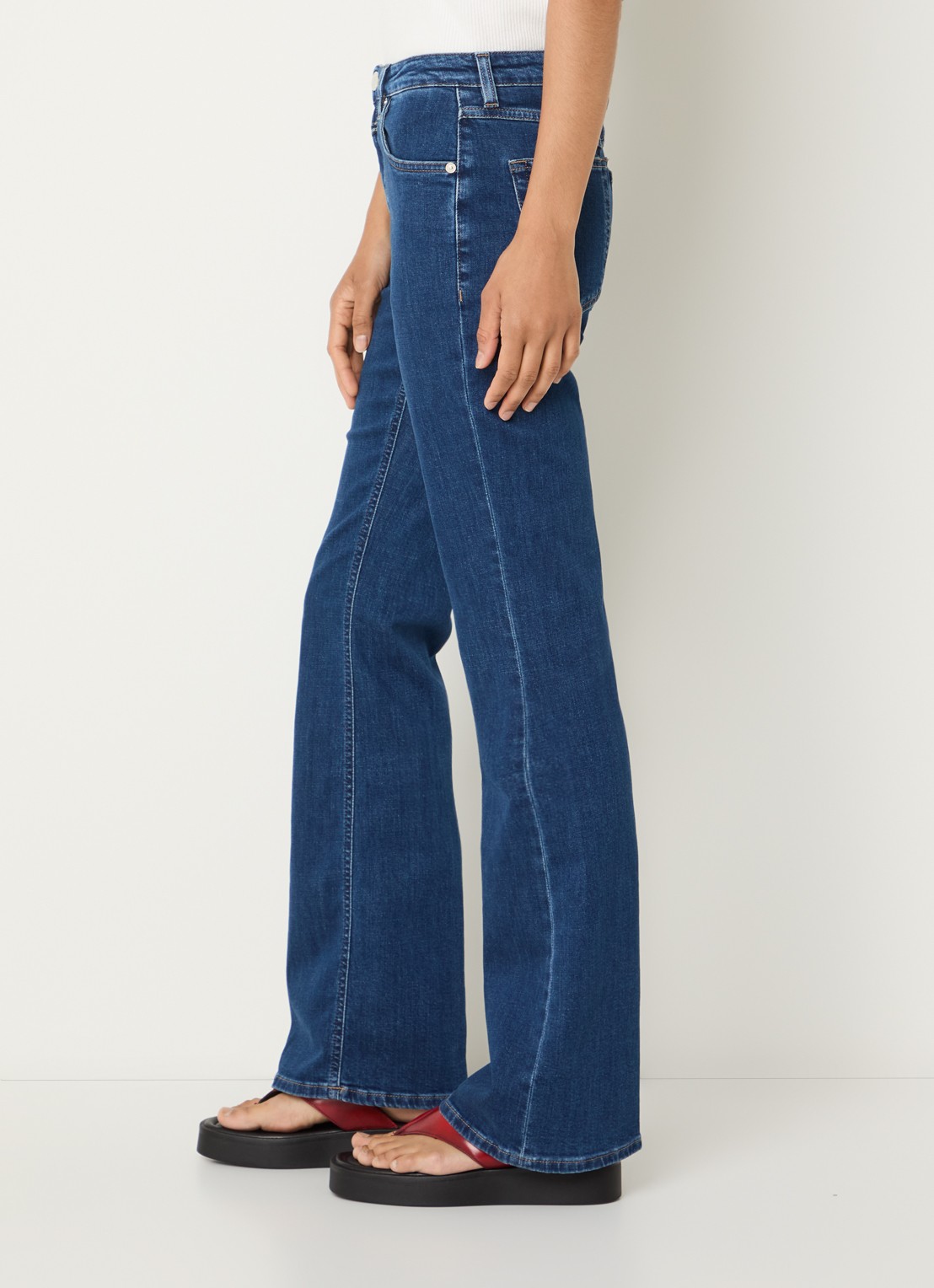 CLOSED Jovanna mid waist slim fit flared jeans met donkere wassing  - detail 3 indigo