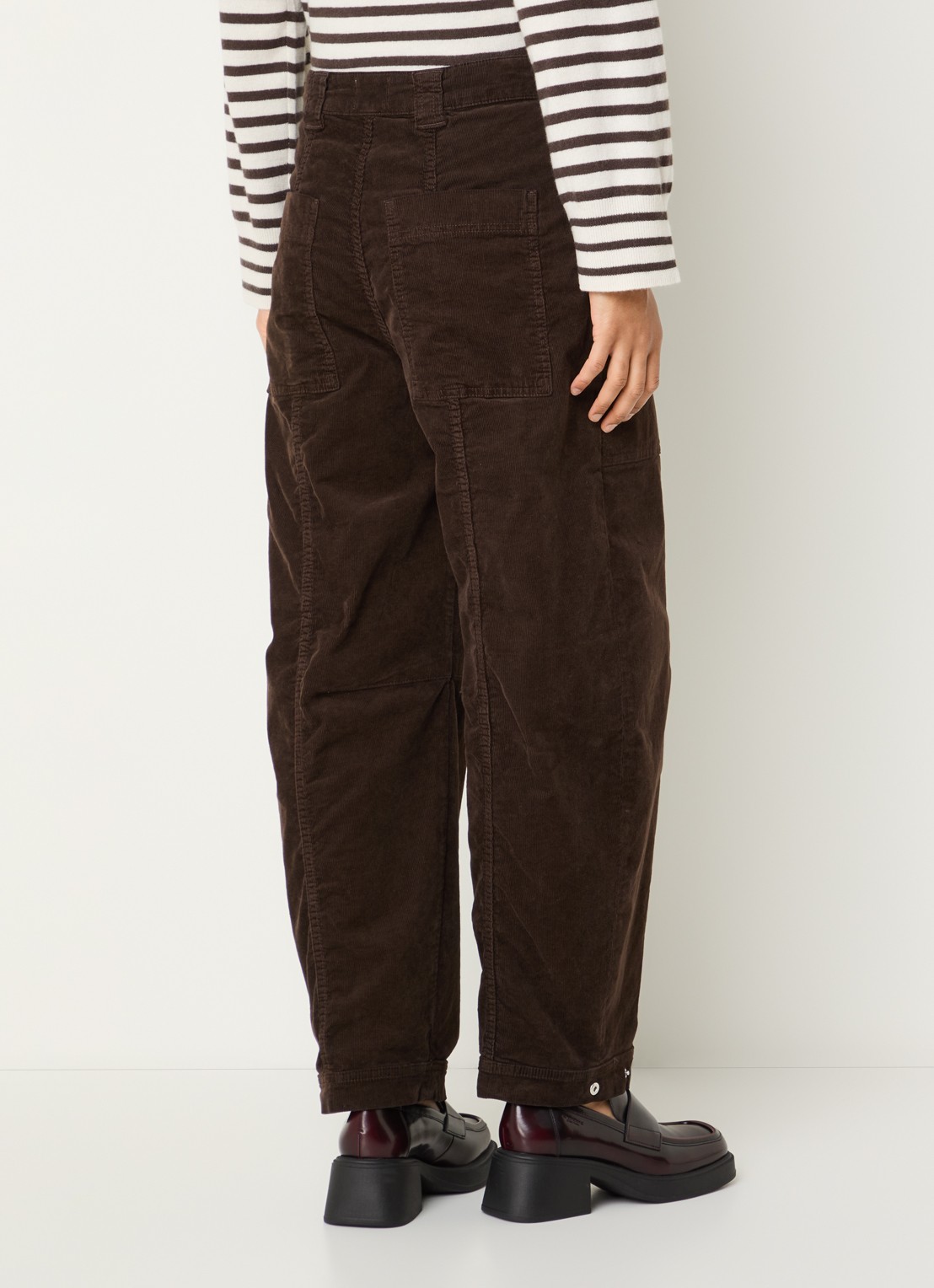 CLOSED Rhannon mid waist balloon fit broek van corduroy met opgestikte zakken - achterkant 4 donkerbruin