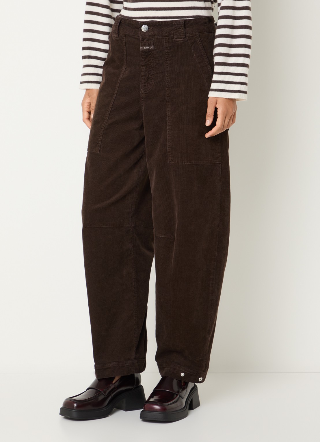 CLOSED Rhannon mid waist balloon fit broek van corduroy met opgestikte zakken - detail 3 donkerbruin