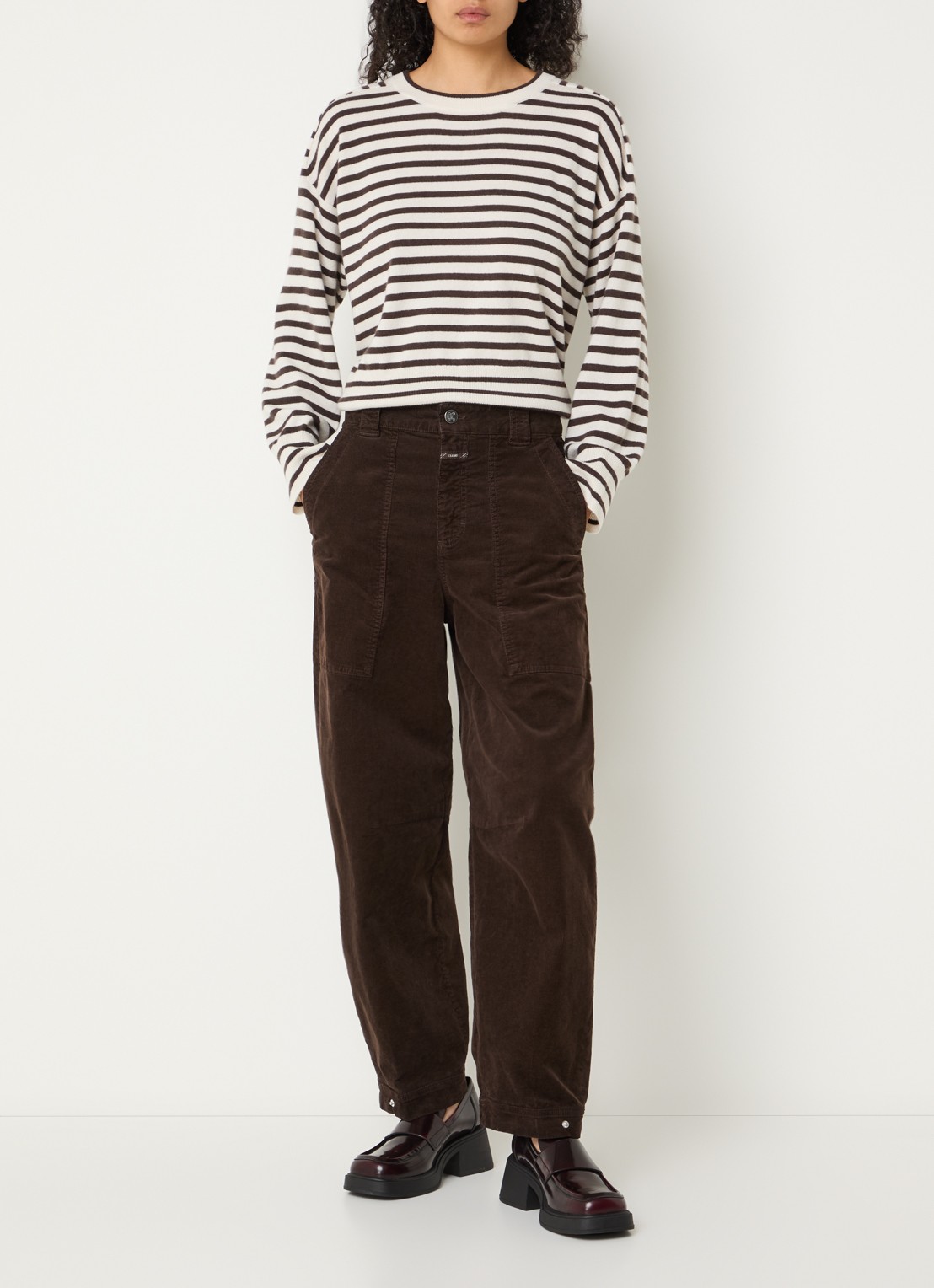 CLOSED Rhannon mid waist balloon fit broek van corduroy met opgestikte zakken - voorkant 2 donkerbruin