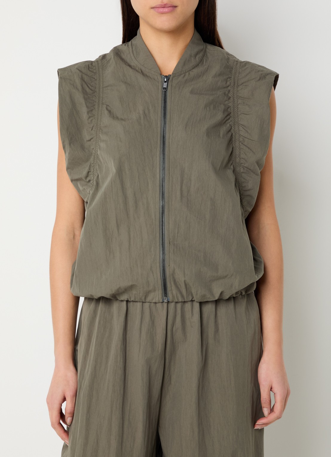 Co'Couture Acasia gilet met ruches en opstaande kraag - detail 3 olijfgroen