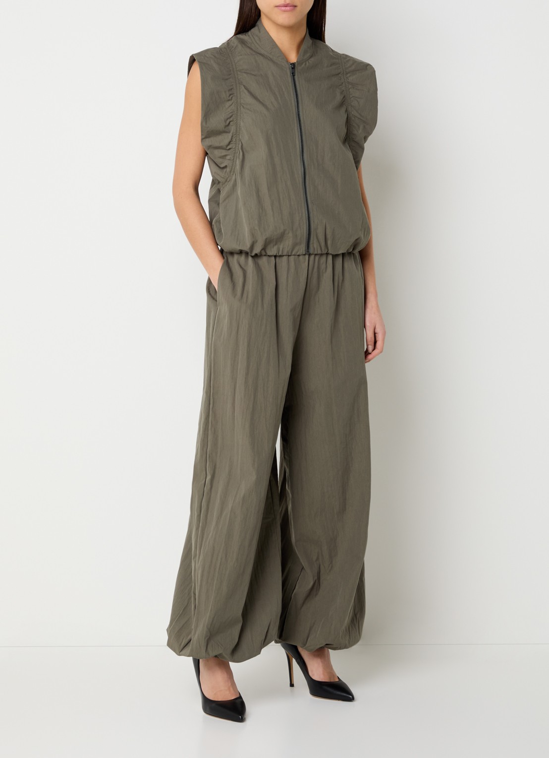 Co'Couture Acasia gilet met ruches en opstaande kraag - voorkant 2 olijfgroen