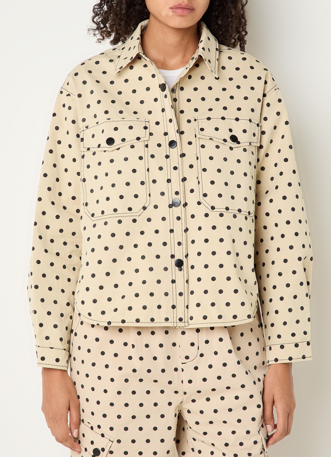 Co'Couture Diddi blouse met stippenprint en borstzakken - detail 2 beige