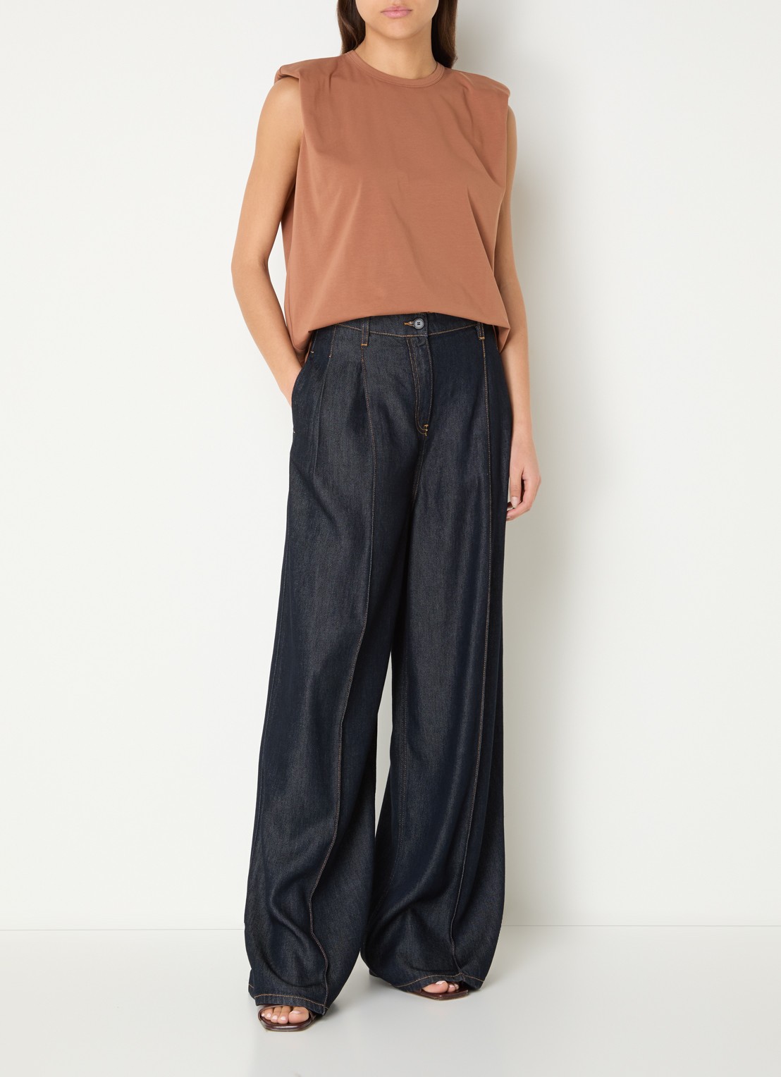 Co'Couture Eddie mouwloze top met schoudervulling - voorkant 2 bruin