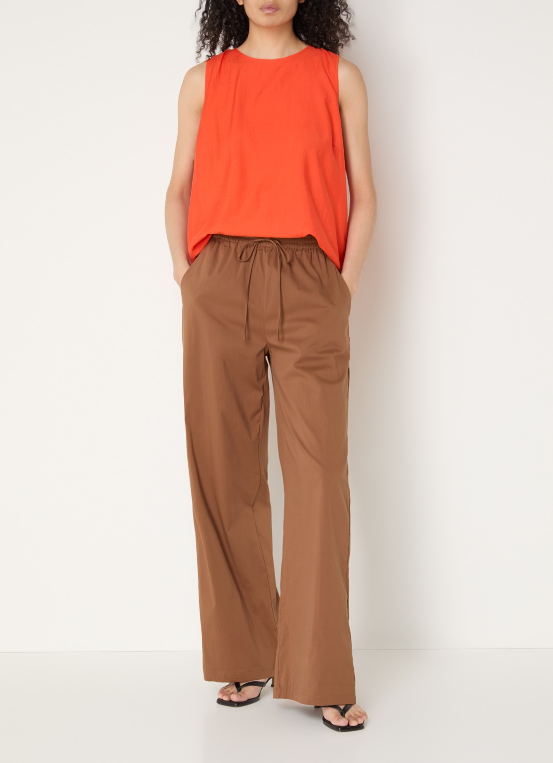 Co'Couture Elara high waist straight fit broek met steekzakken - voorkant 2 cognac