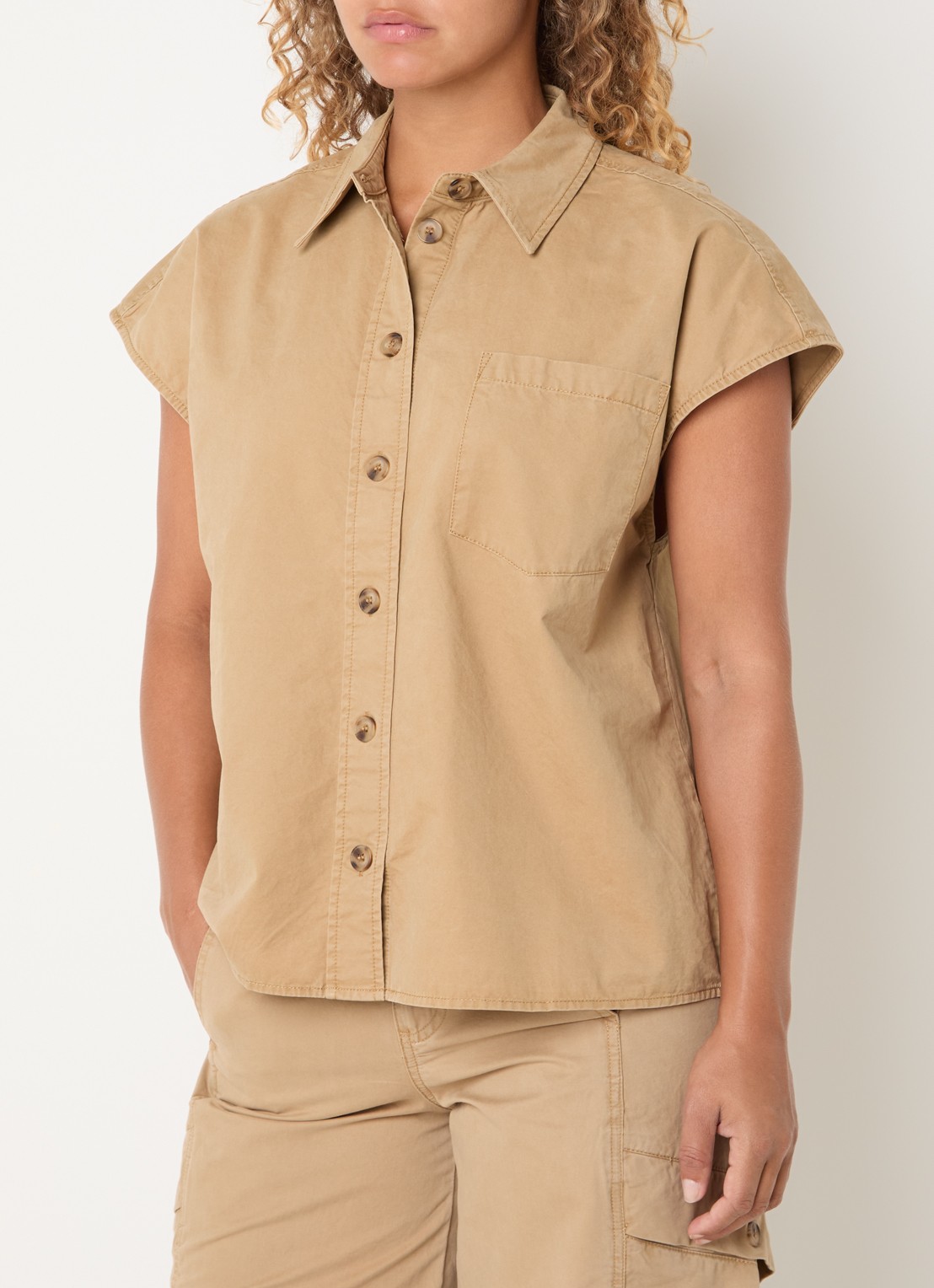 Co'Couture Evelyn mouwloze blouse met borstzak - achterkant 4 camel