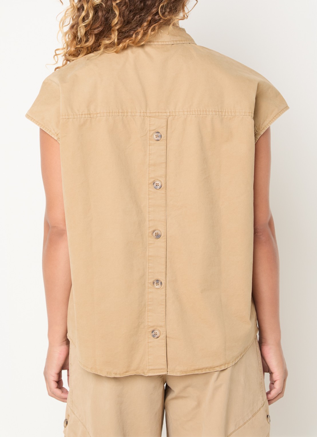 Co'Couture Evelyn mouwloze blouse met borstzak - detail 3 camel