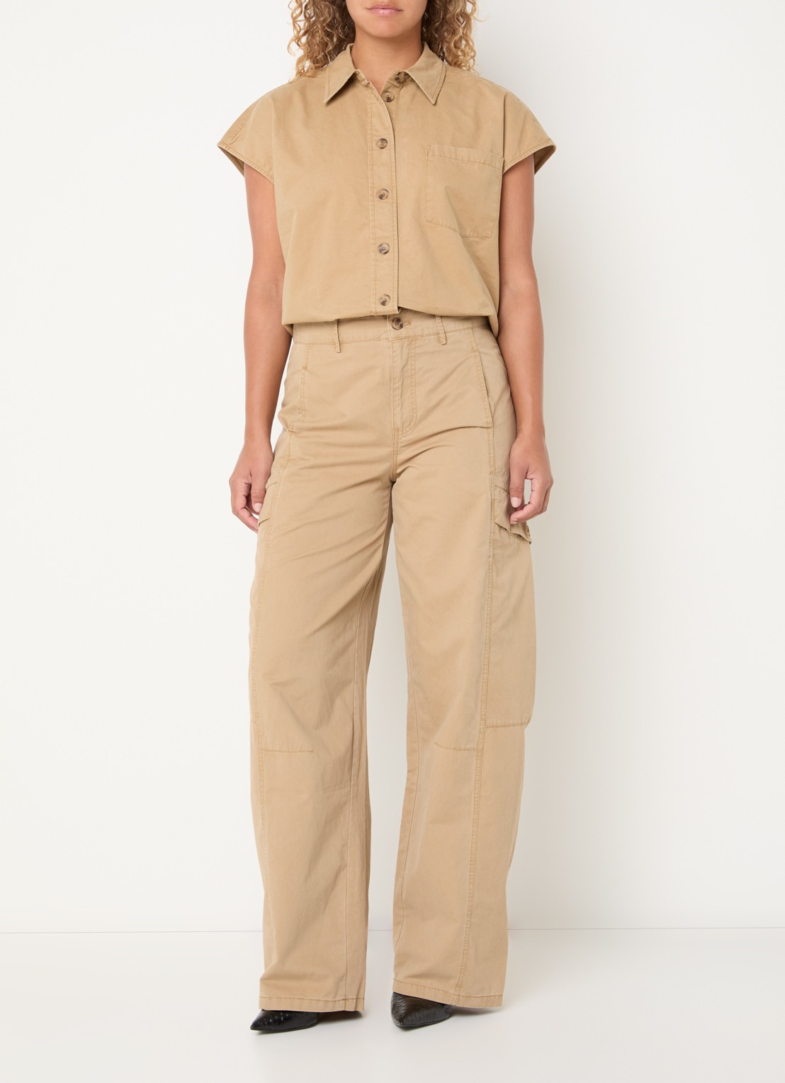 Co'Couture Evelyn mouwloze blouse met borstzak - voorkant 2 camel