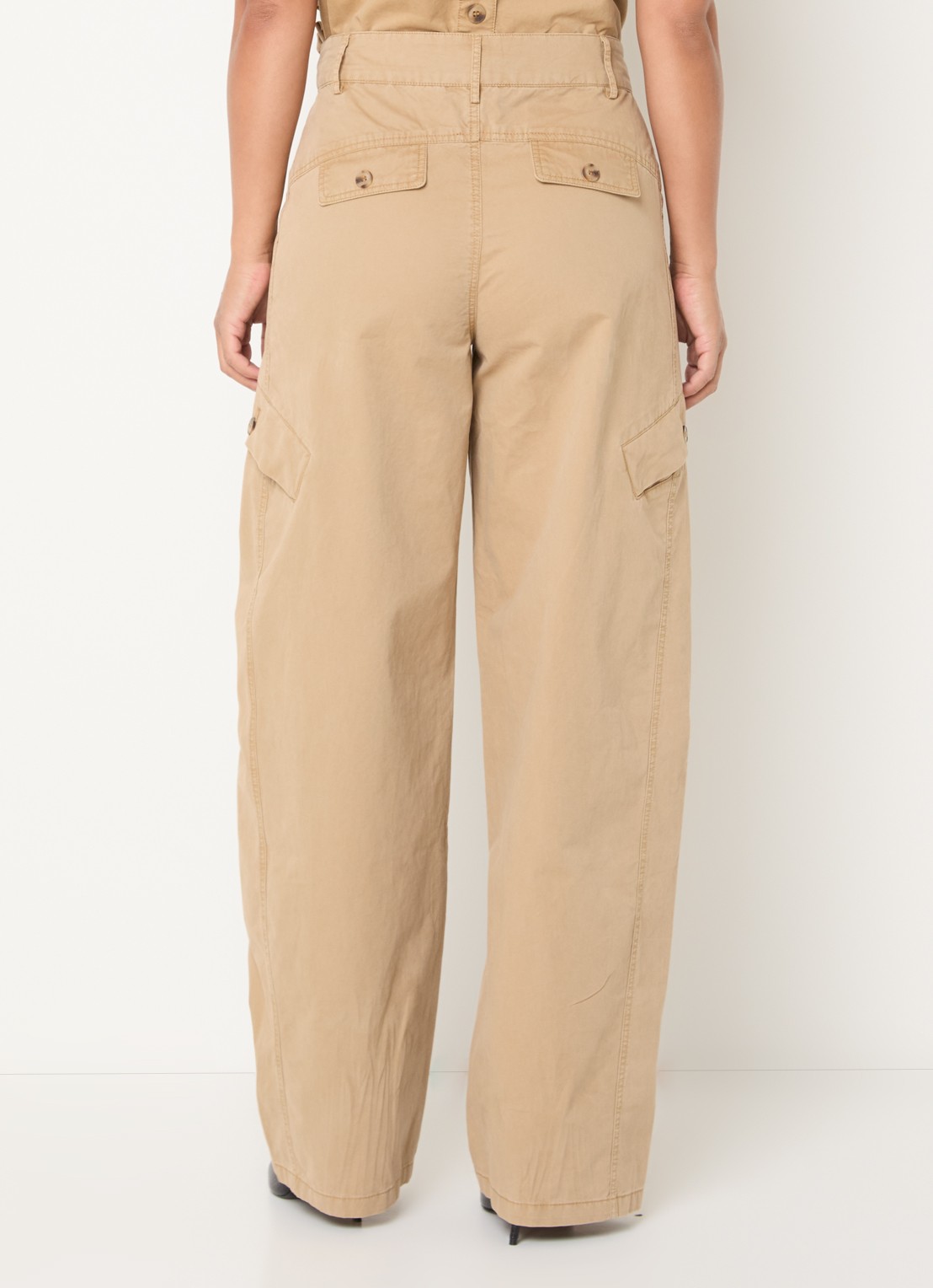 Co'Couture EvelynCC high waist balloon fit cargobroek met klepzakken - achterkant zand