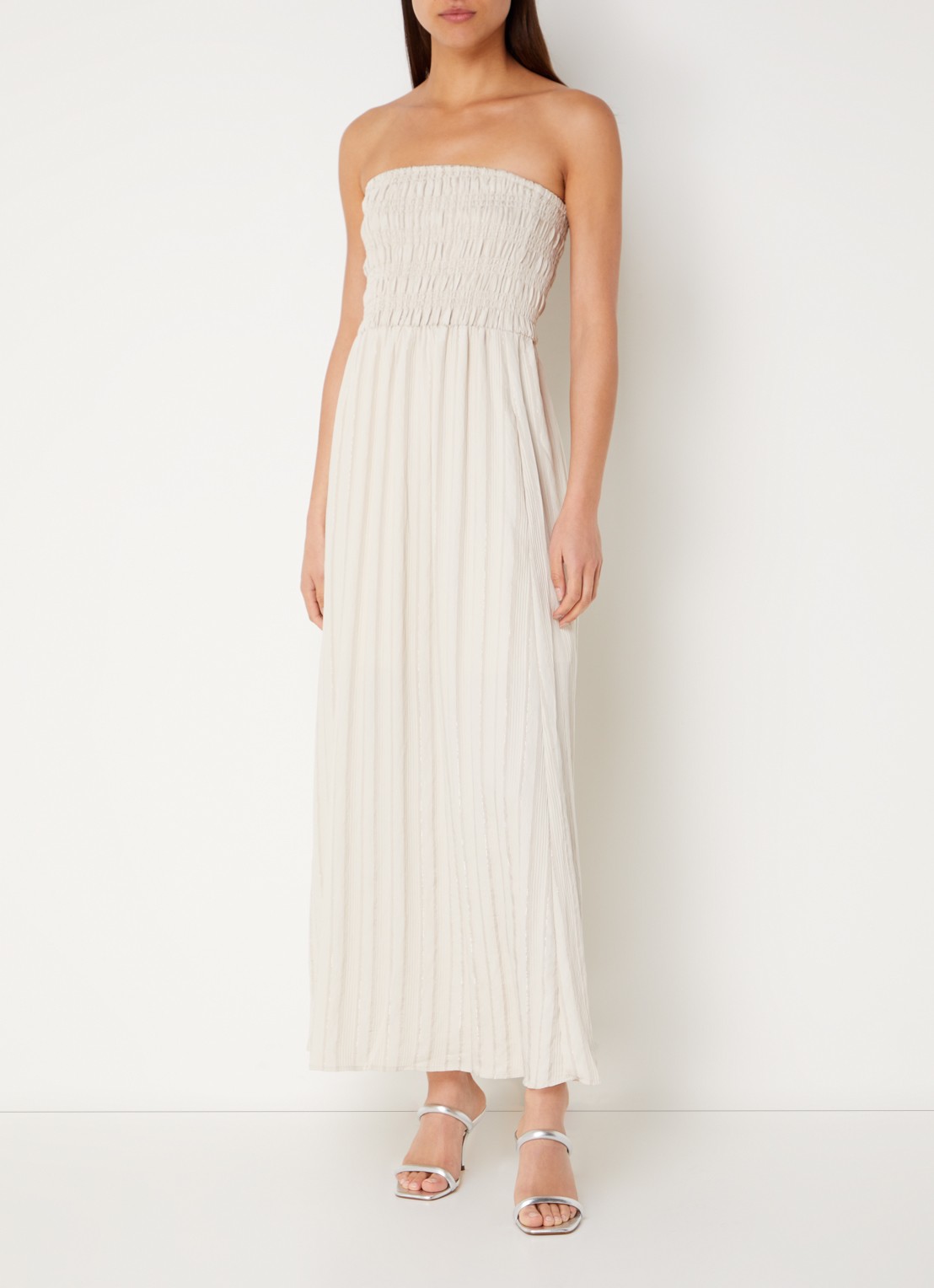 Co'Couture Gigicc strapless maxi jurk met lurex en smockwerk - detail 2 zand