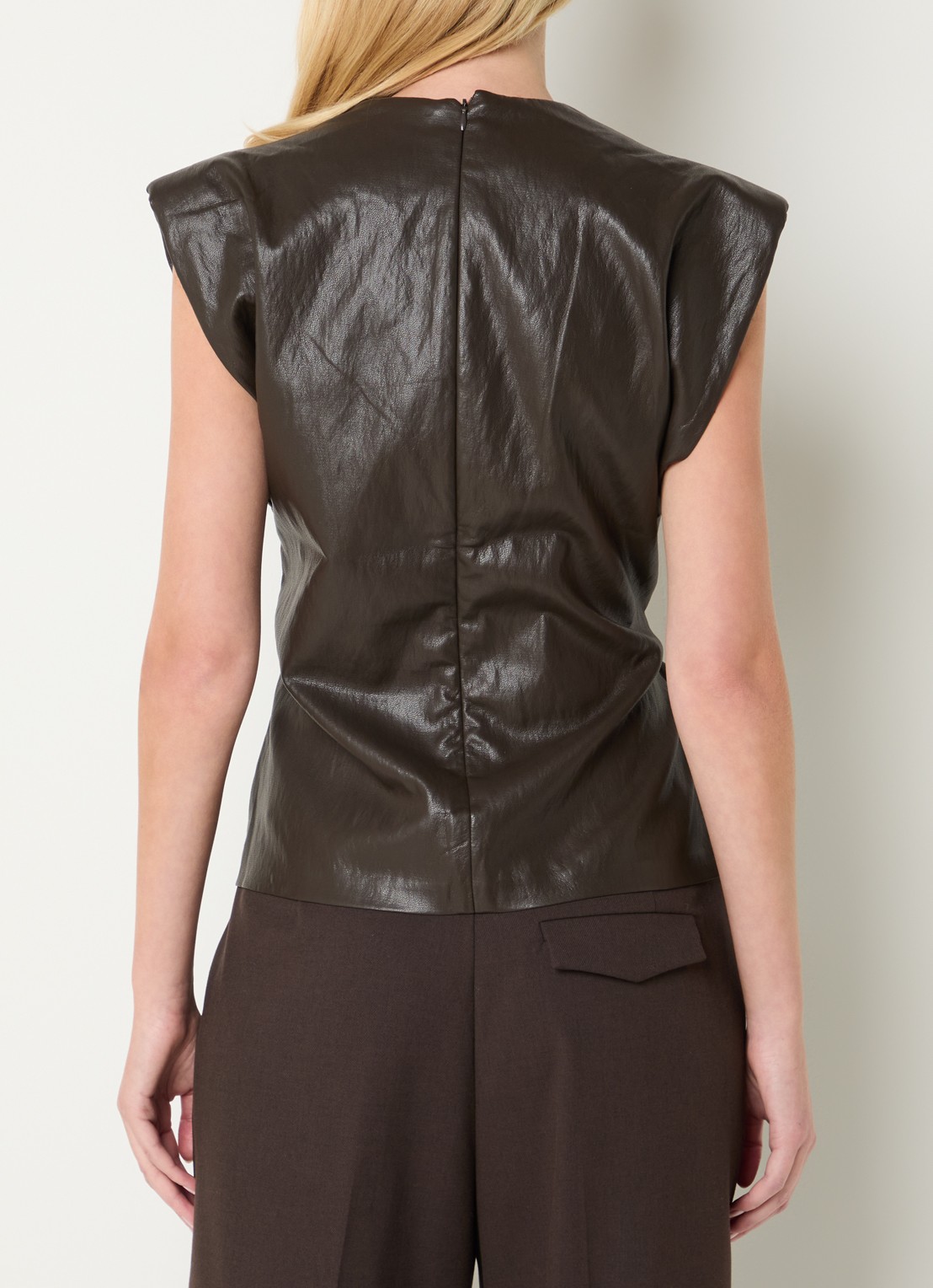 Co'Couture Gitcc top van imitatieleer met asymmetrische hals - achterkant bruin