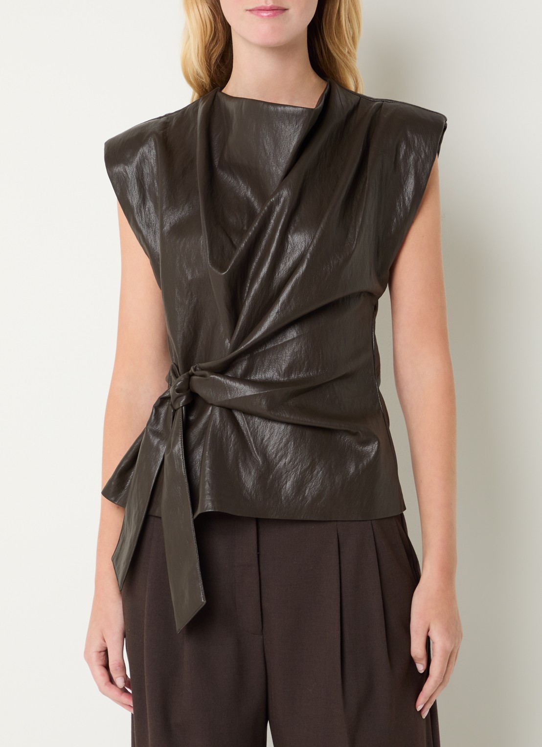 Co'Couture Gitcc top van imitatieleer met asymmetrische hals - detail 2 bruin