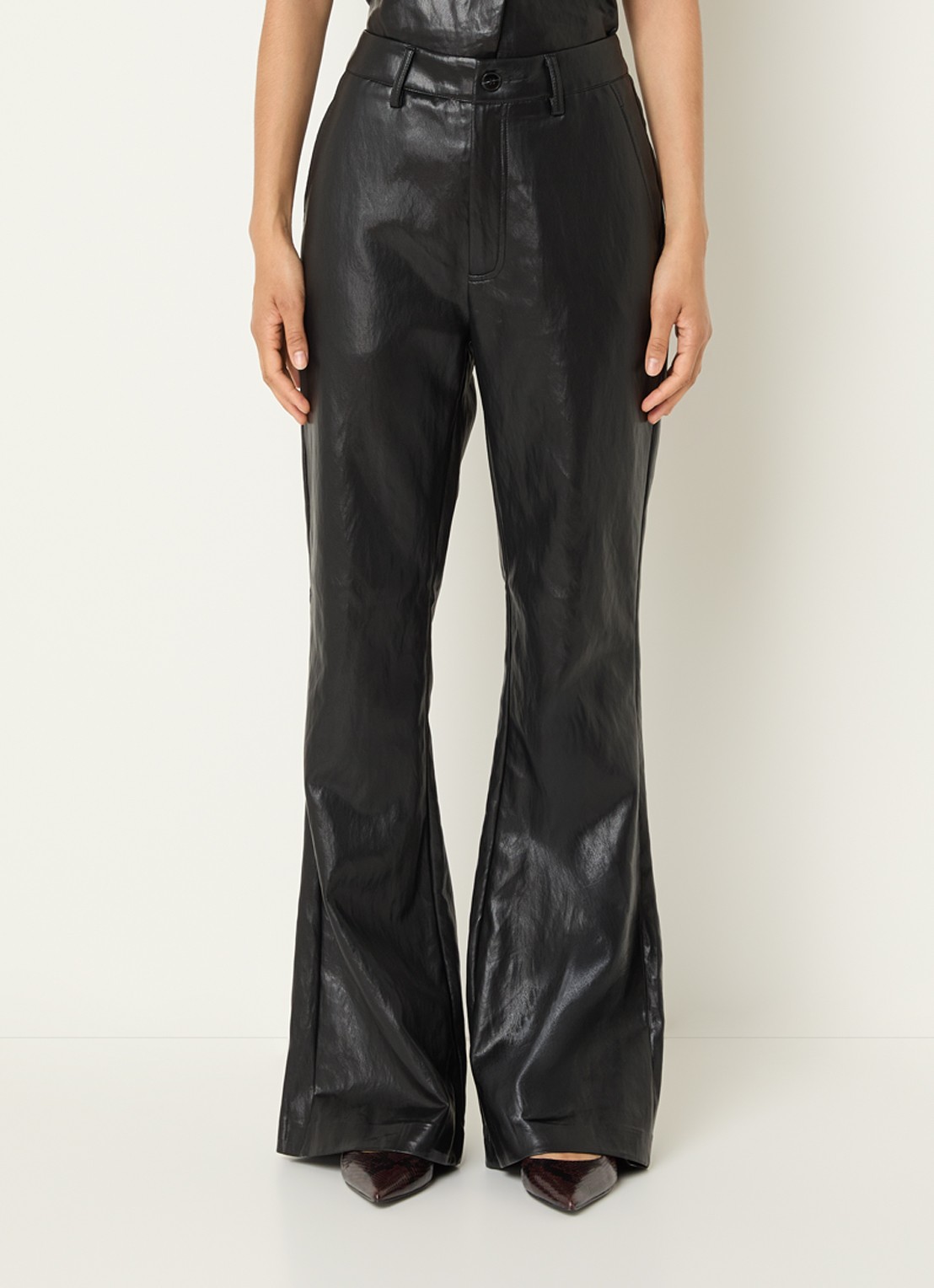 Co'Couture Gitt high waist flared fit broek van imitatieleer - detail zwart