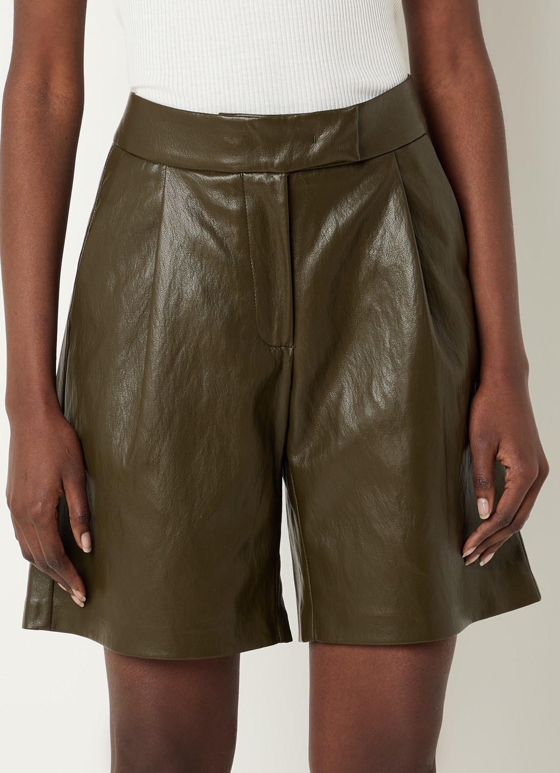 Co'Couture Gitt high waist wide fit korte broek van imitatieleer - detail 4 legergroen