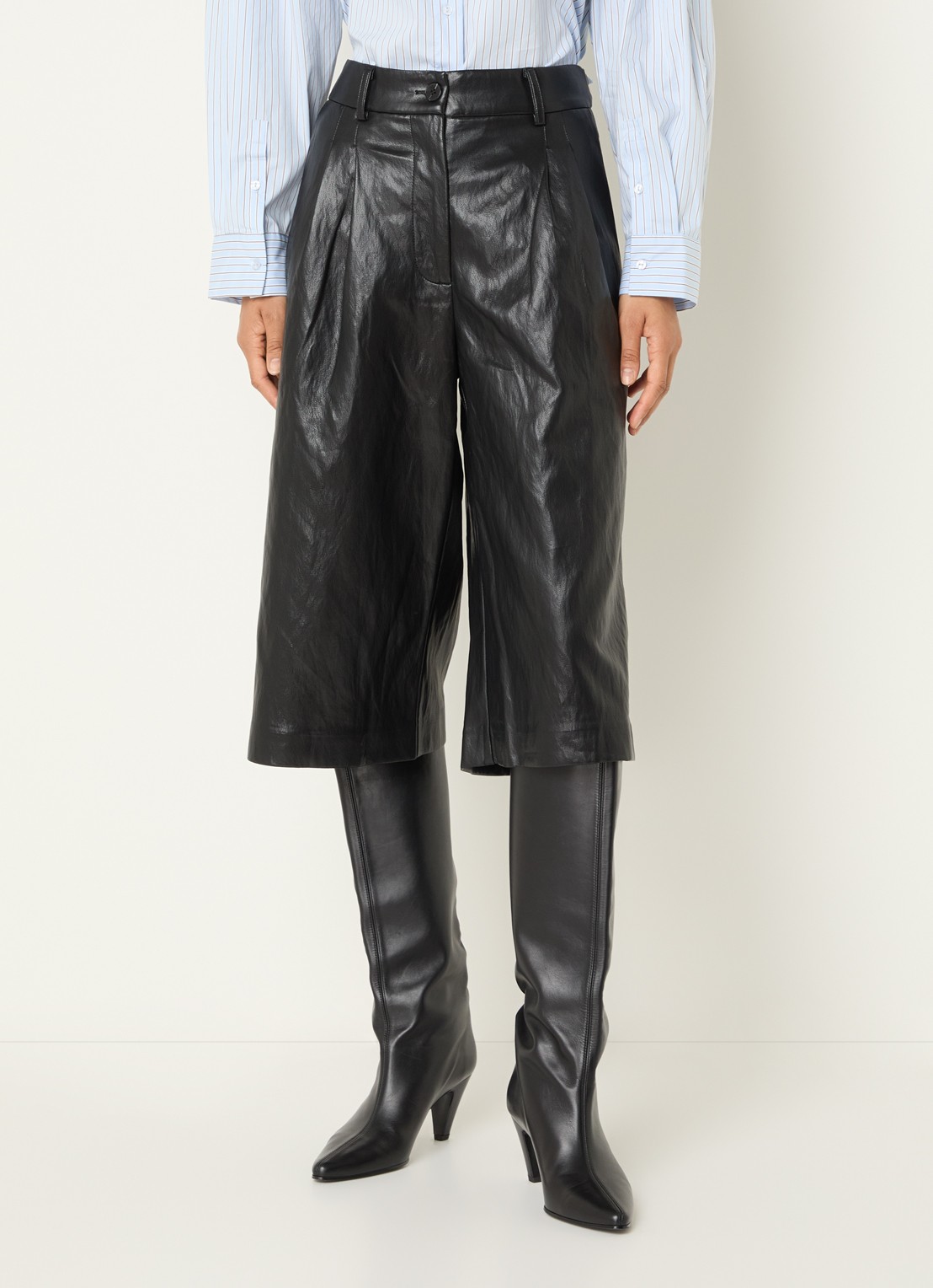 Co'Couture Gitt high waist wide fit korte broek van imitatieleer - detail zwart