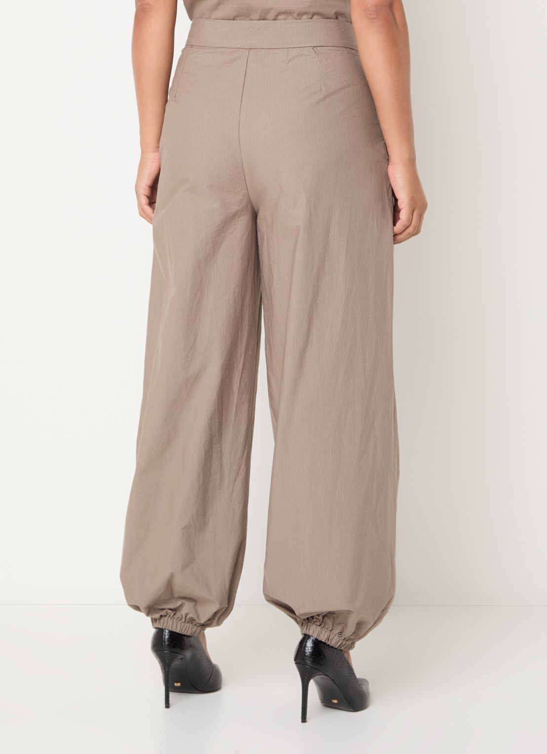 Co'Couture High waist tapered fit broek met steekzakken - achterkant beige