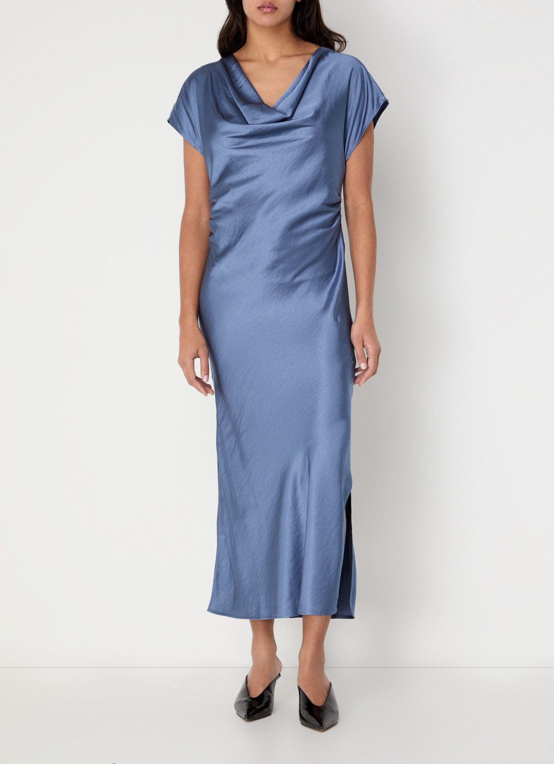Co'Couture Idun maxi jurk van satijn met waterval hals - detail 4 staalblauw