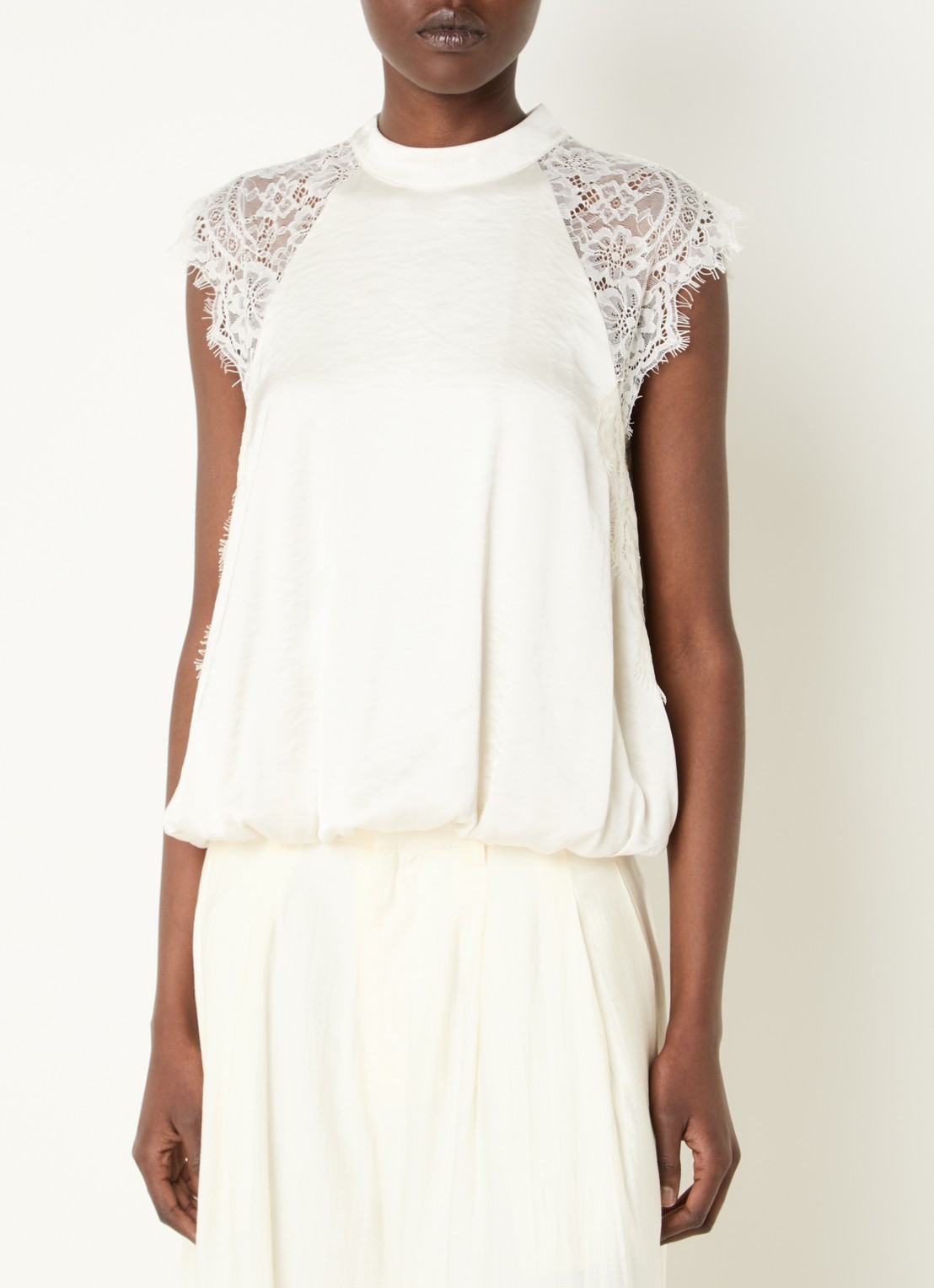 Co'Couture IdunCC top van satijn met details van kant - detail 2 gebroken wit