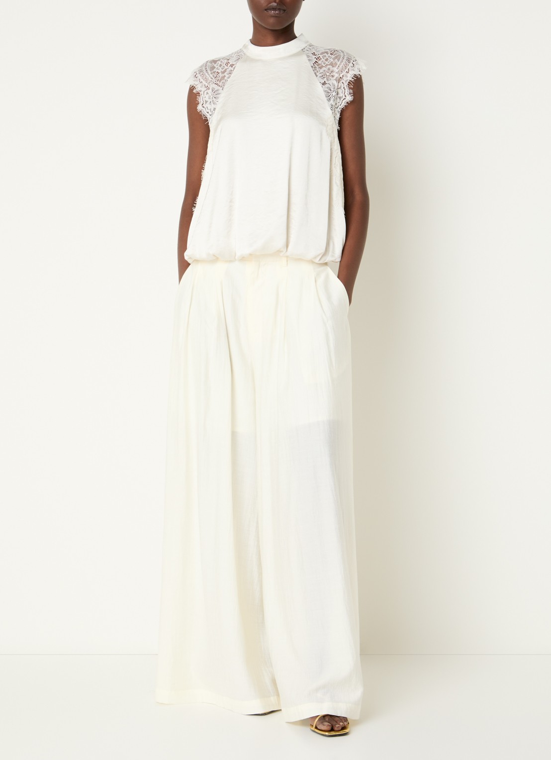Co'Couture IdunCC top van satijn met details van kant - voorkant 4 gebroken wit