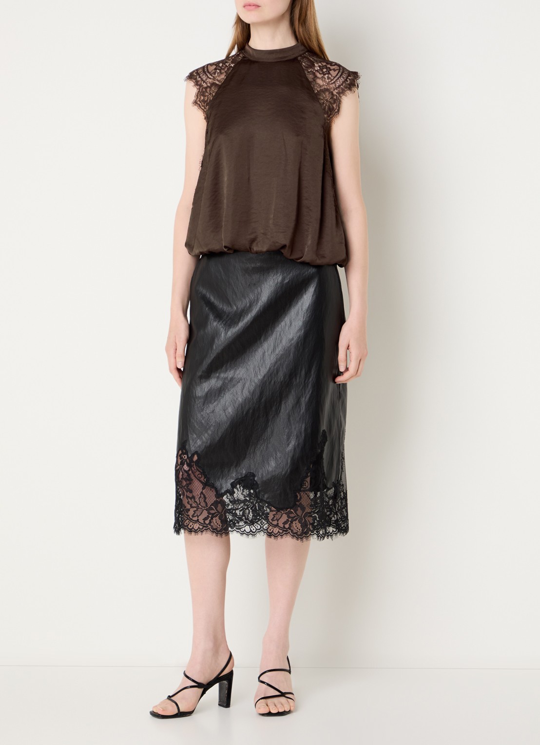 Co'Couture IdunCC top van satijn met details van kant - voorkant 3 donkerbruin