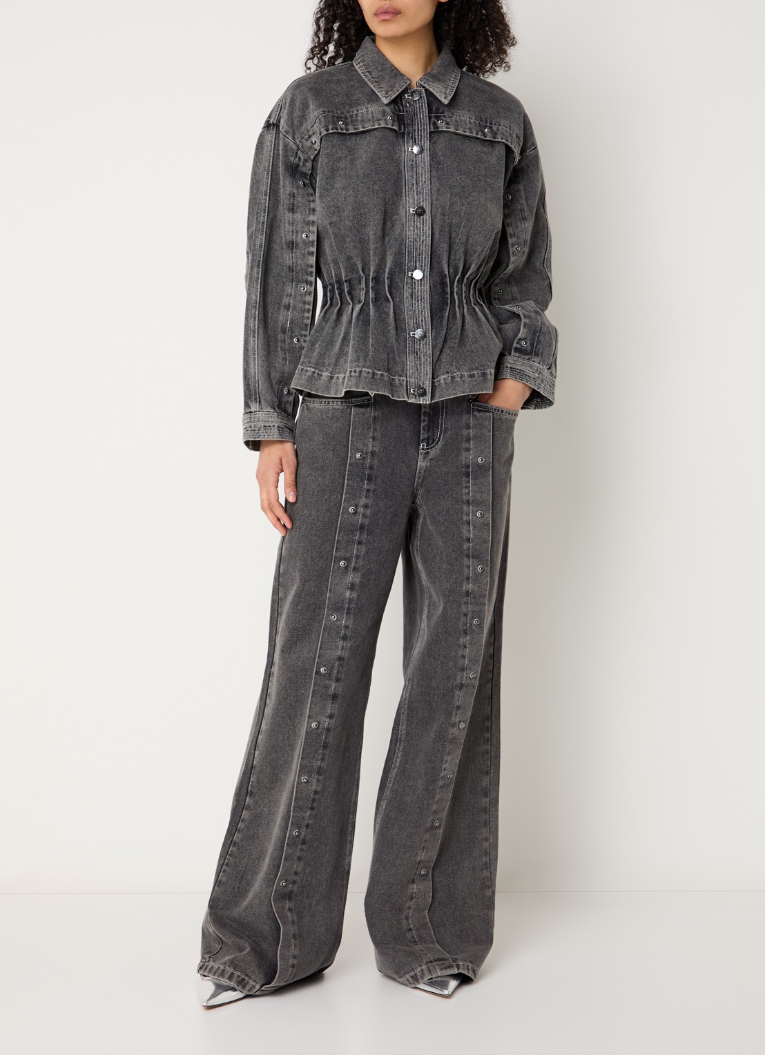 Co'Couture Kellan spijkerjas met studs en plooidetail - voorkant 2 grijs