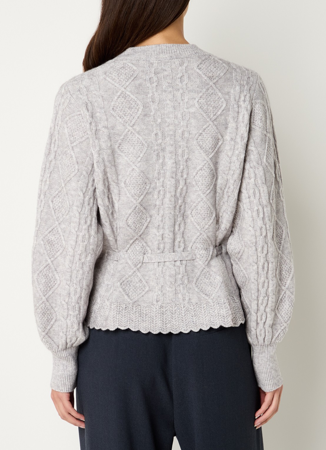 Co'Couture Row kabelgebreid vest met strikceintuur  - achterkant grijsmele