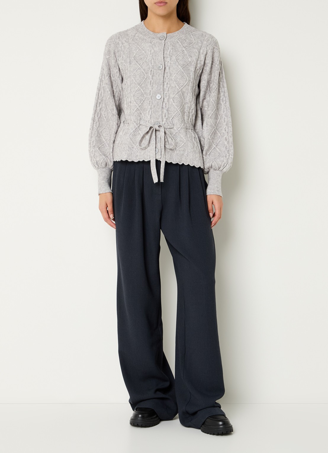 Co'Couture Row kabelgebreid vest met strikceintuur  - voorkant 3 grijsmele
