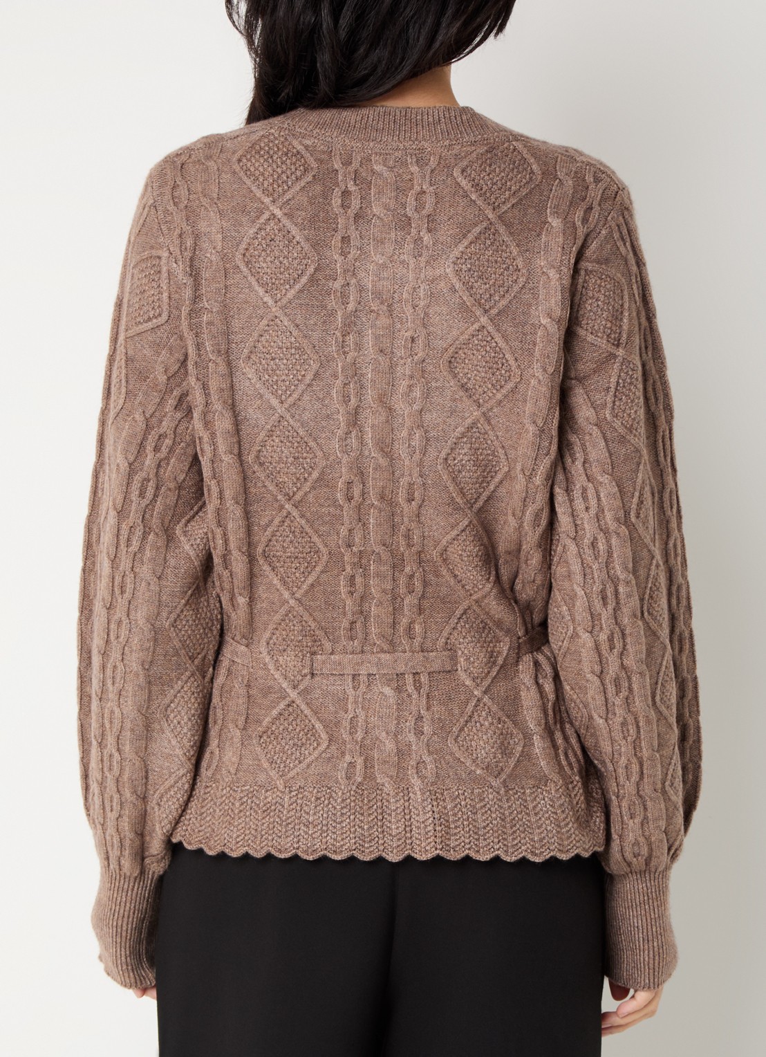 Co'Couture Row kabelgebreid vest met strikceintuur  - achterkant bruin