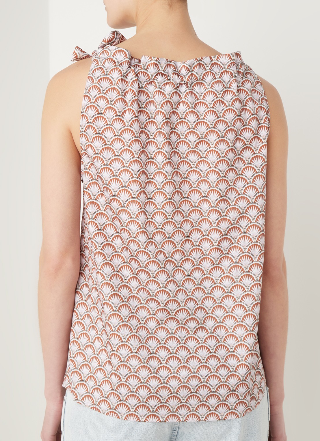 Co'Couture Saki mouwloze top met print - achterkant roestbruin
