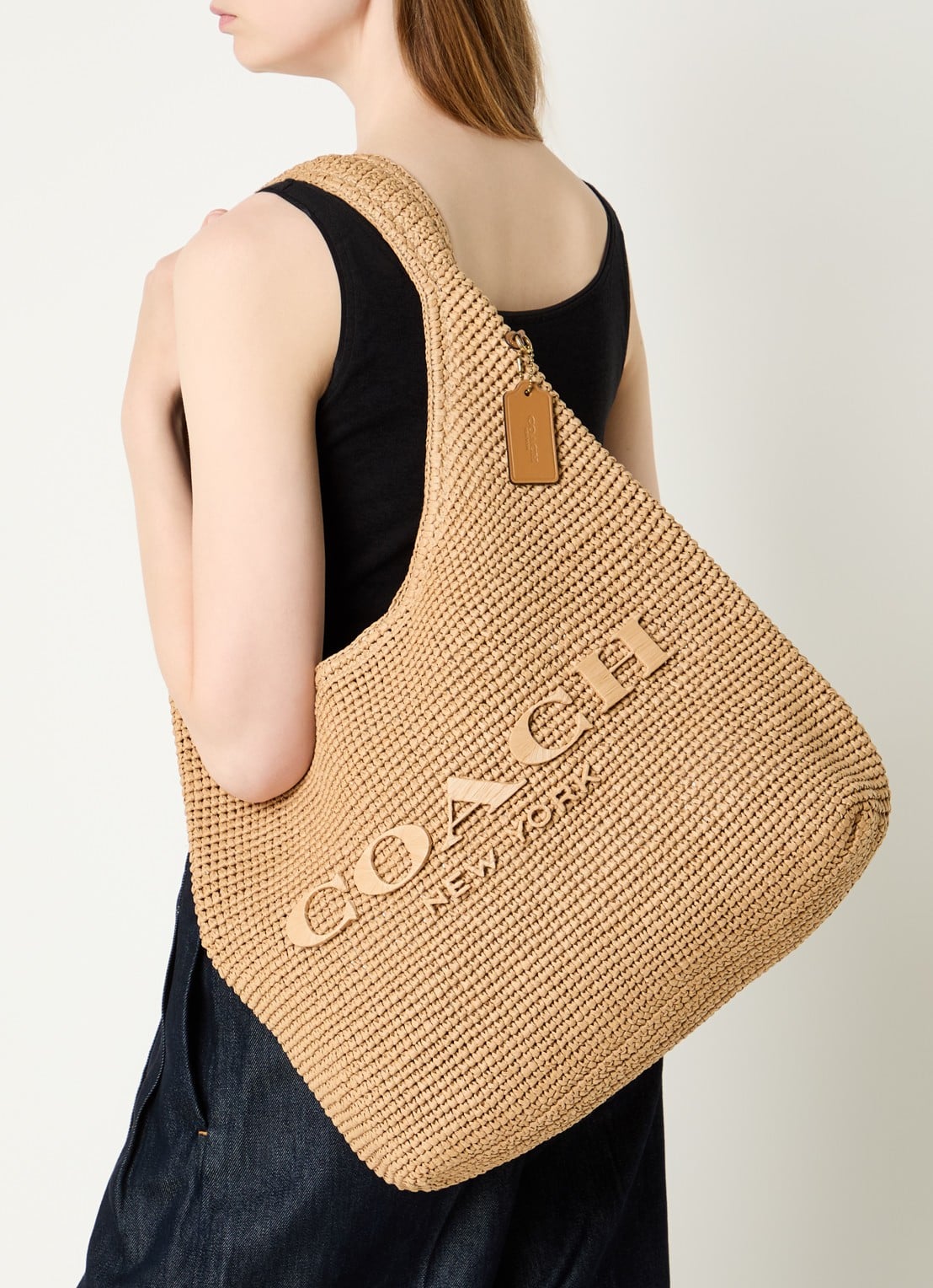 Coach Brooklyn 39 schoudertas van stro met logo  - voorkant 5 beige