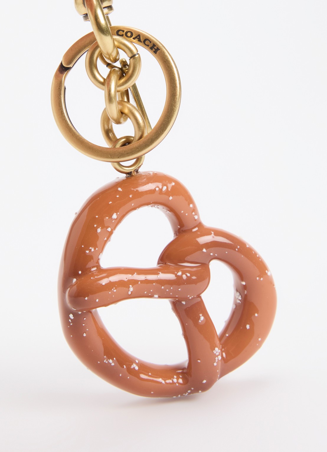 Coach Pretzel tasbedel - detail 2 bruin