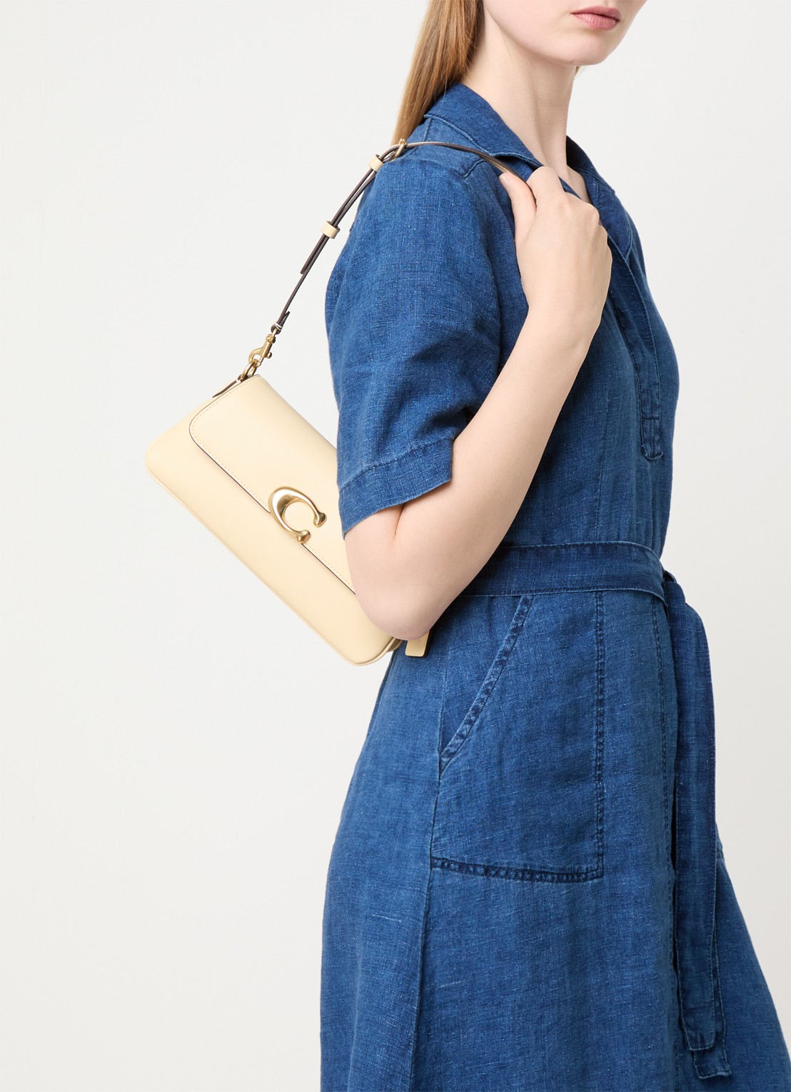 Coach Refined schoudertas van leer met afneembare schouderriem - voorkant 6 geel