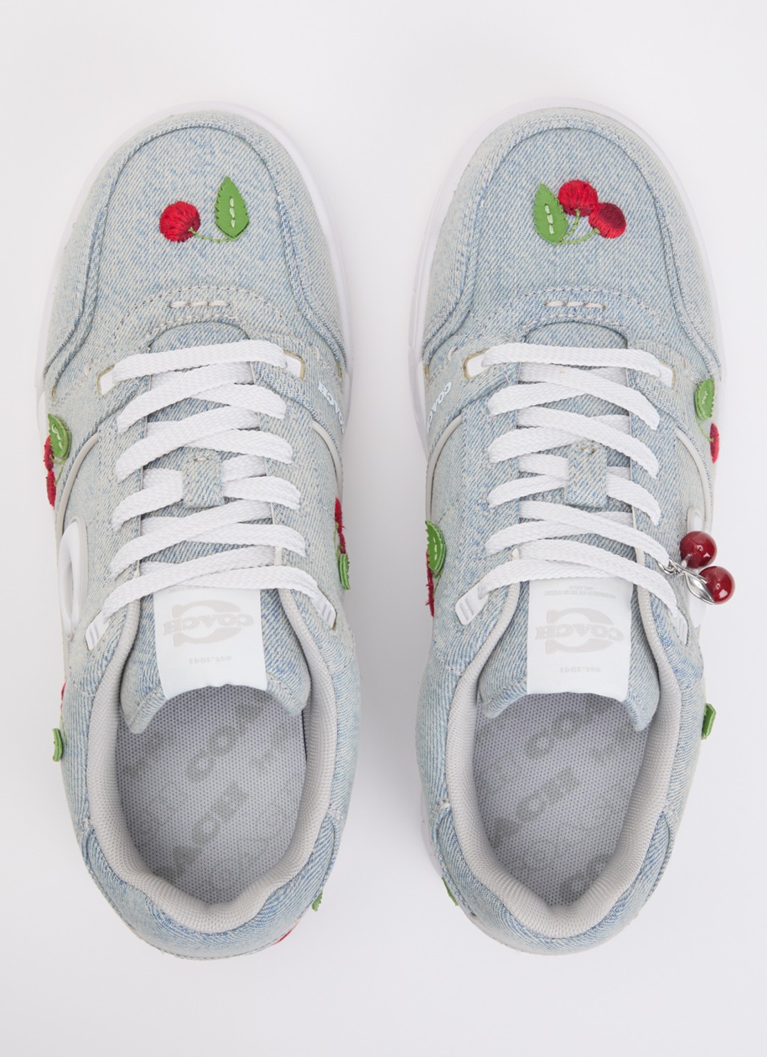 Coach Soho sneaker met borduring en logo - detail 3 lichtblauw