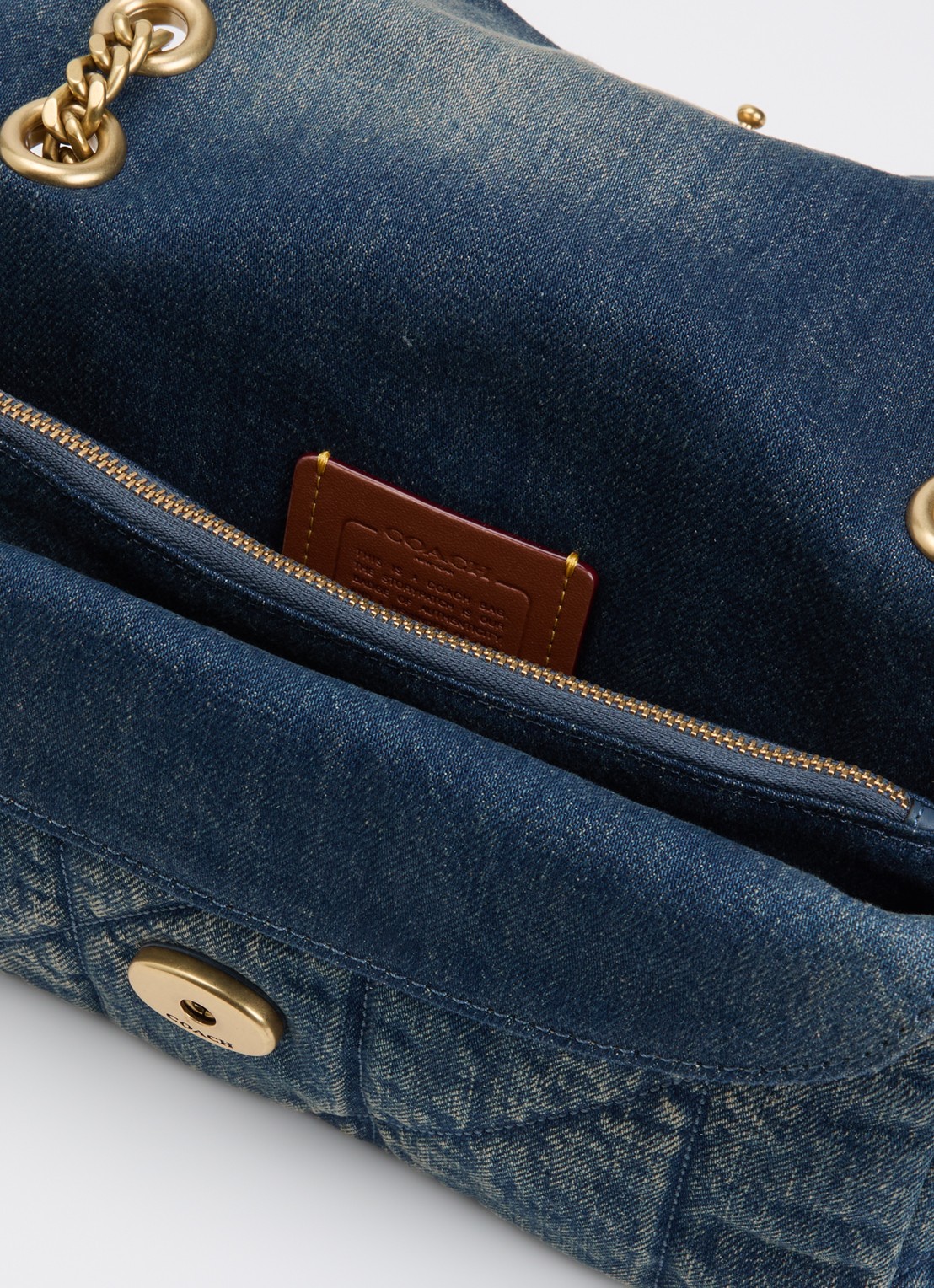 Coach Tabby 26 schoudertas van denim met quilt patroon - detail indigo