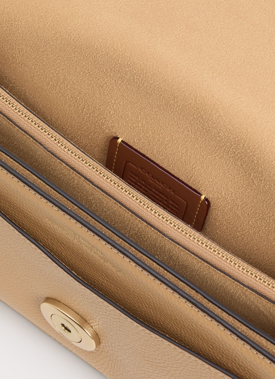 Coach Tabby 26 schoudertas van leer met afneembare schouderriem - detail geel
