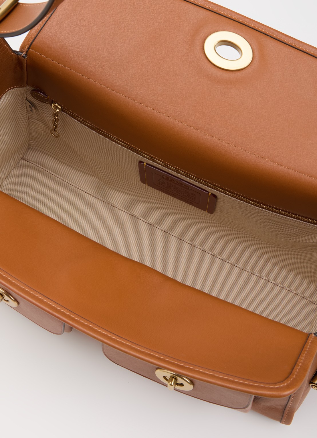 Coach Turnlock Haversack schoudertas van kalfsleer met verstelbare schouderriem  - detail bruin