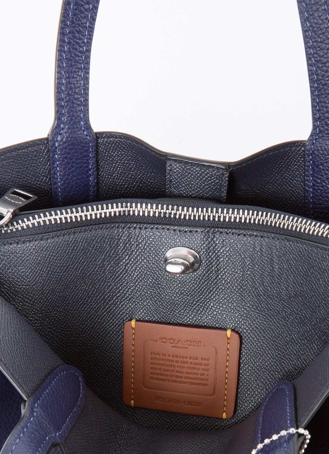 Coach Willow 24 handtas van leer met afneembare schouderriem - detail donkerblauw