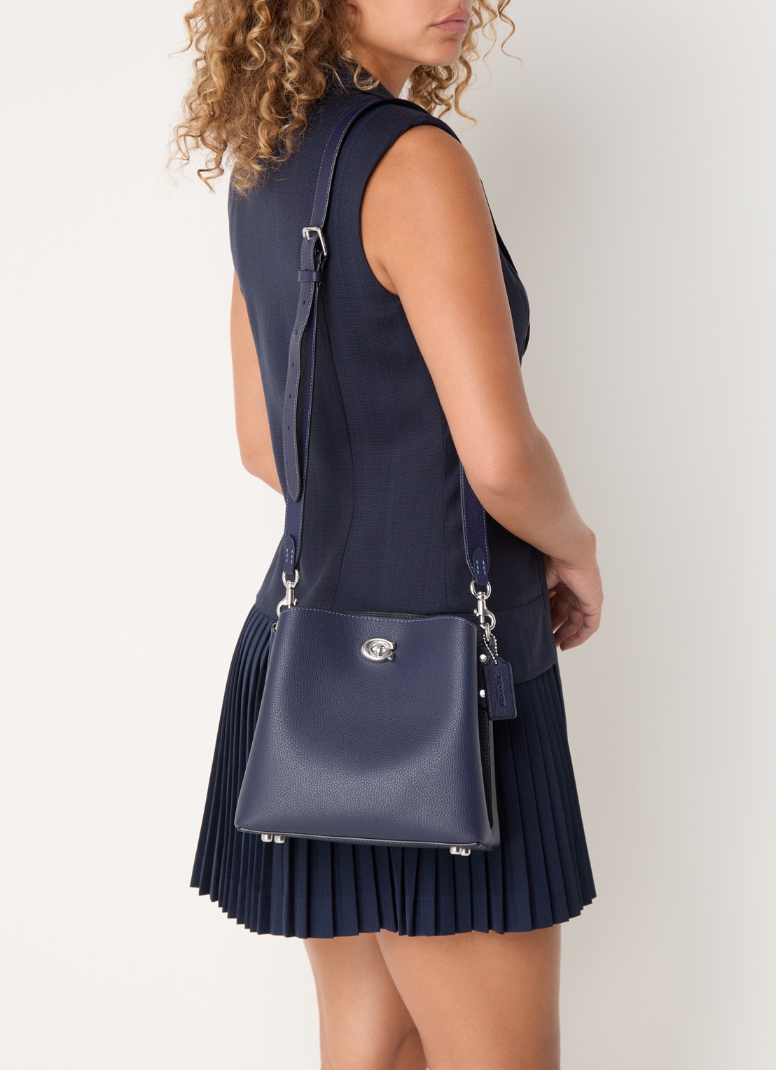 Coach Willow Bucket schoudertas van leer met afneembare schouderriem - voorkant 5 donkerblauw